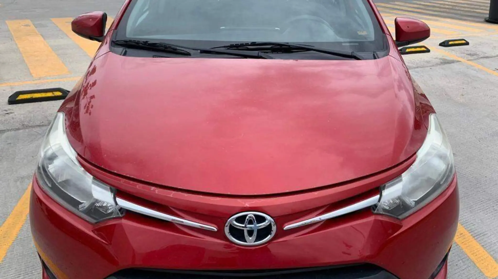 Roba un Toyota Yaris, modelo 2017, color rojo, placas UAM9026 